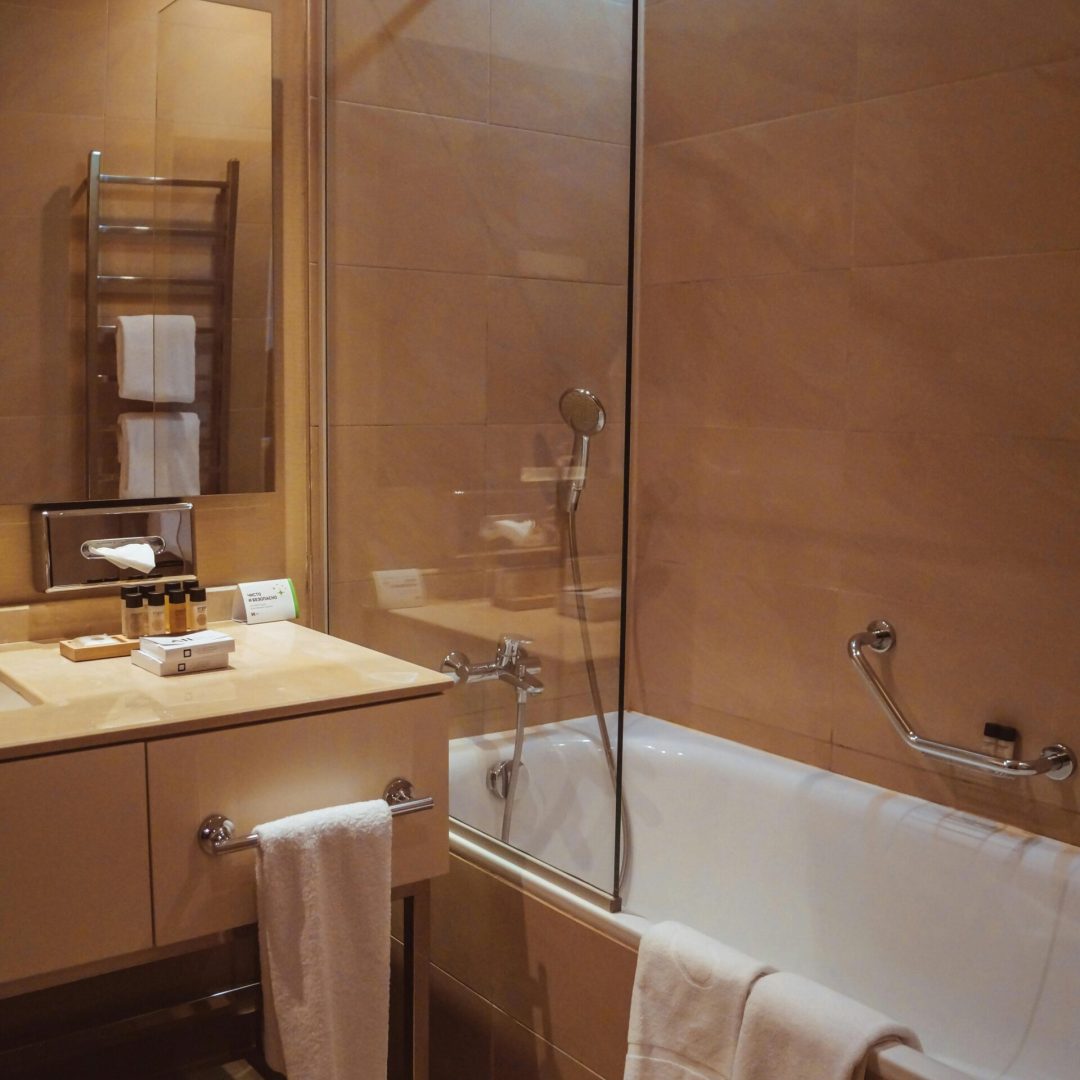 pexels-photo-9696595-9696595 Luxurious hotel bathroom with elegant design features a bathtub and contemporary decor.